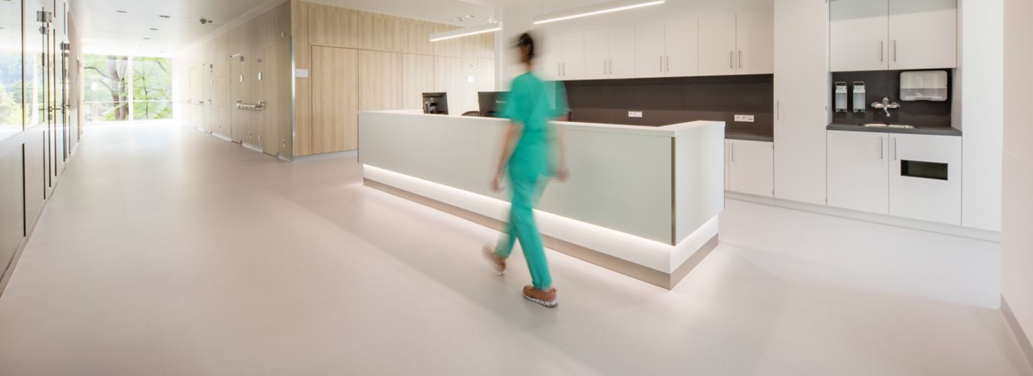 Reception desk in a hospital with rubber flooring noraplan sentica