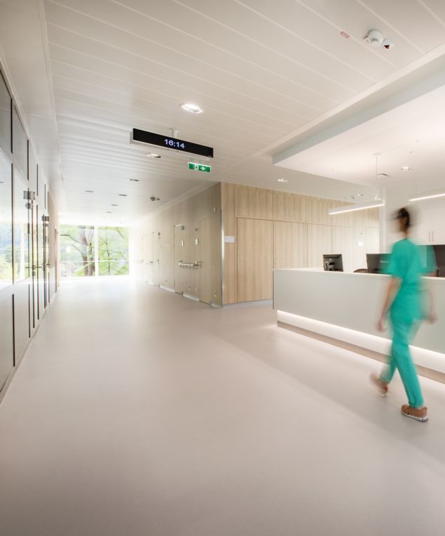Reception desk in a hospital with rubber flooring noraplan sentica