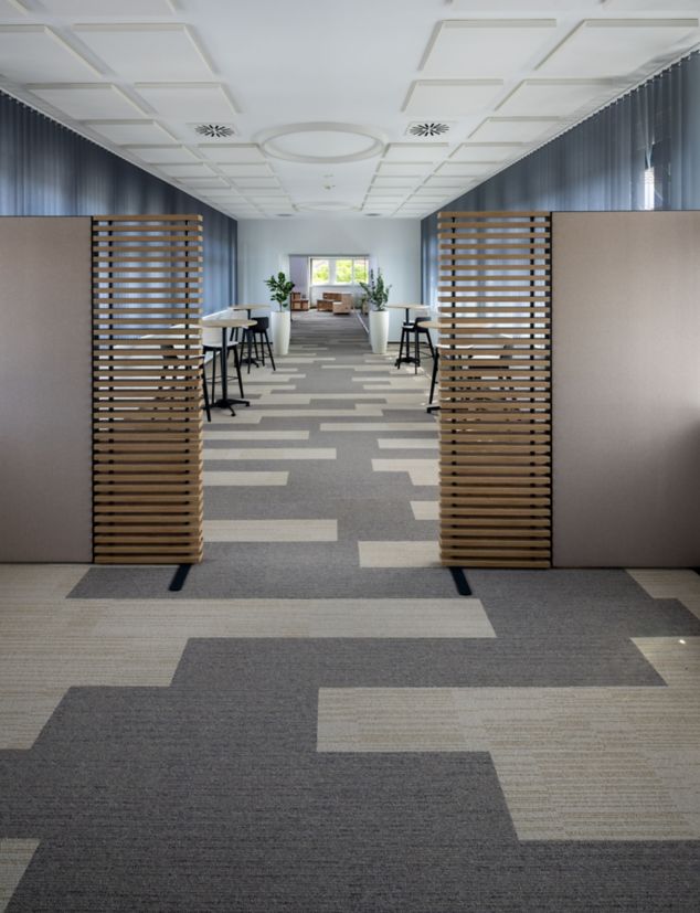 Waiting area in a bank with Interface carpet tiles On Line, Biscuit & Mushroom; © Johannes Vogt